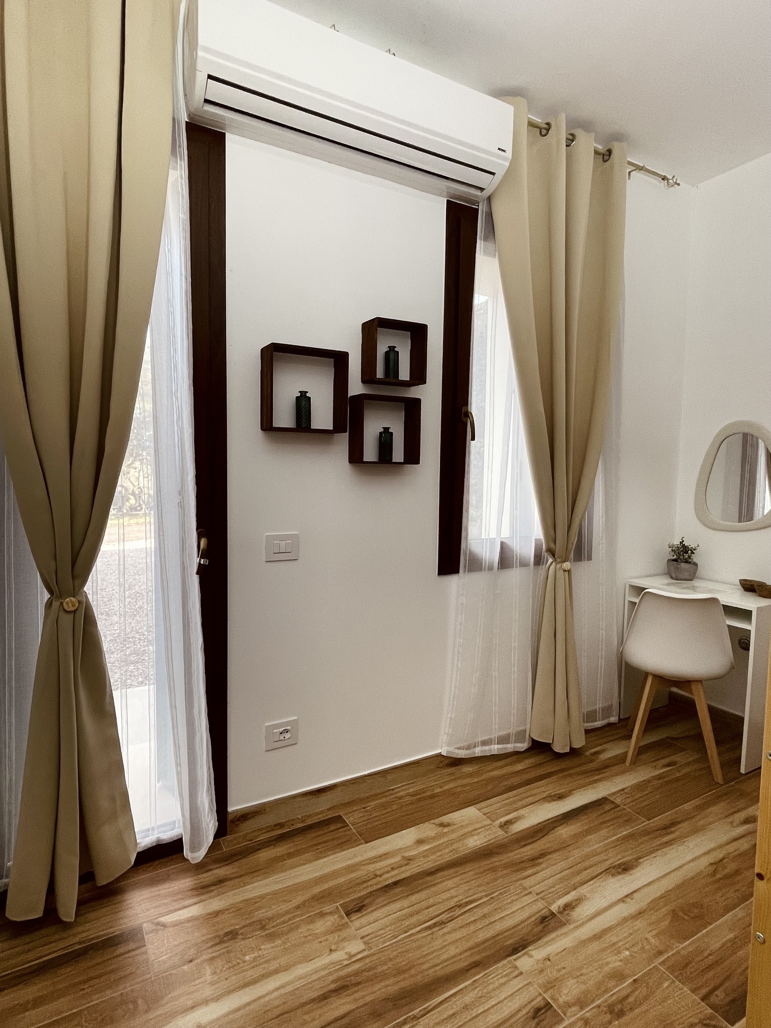 Room 2 Image 4