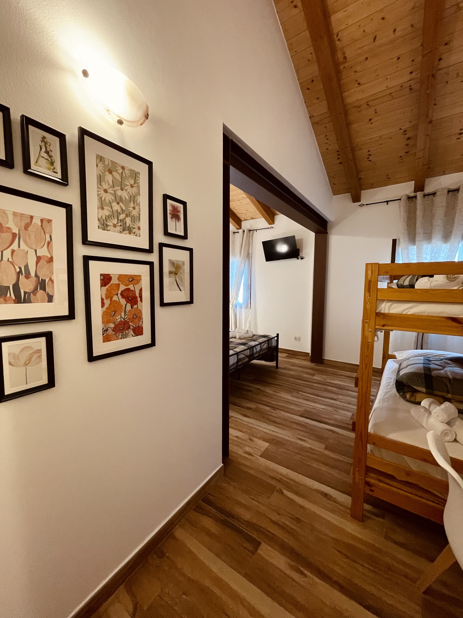 Room 3 Image 9