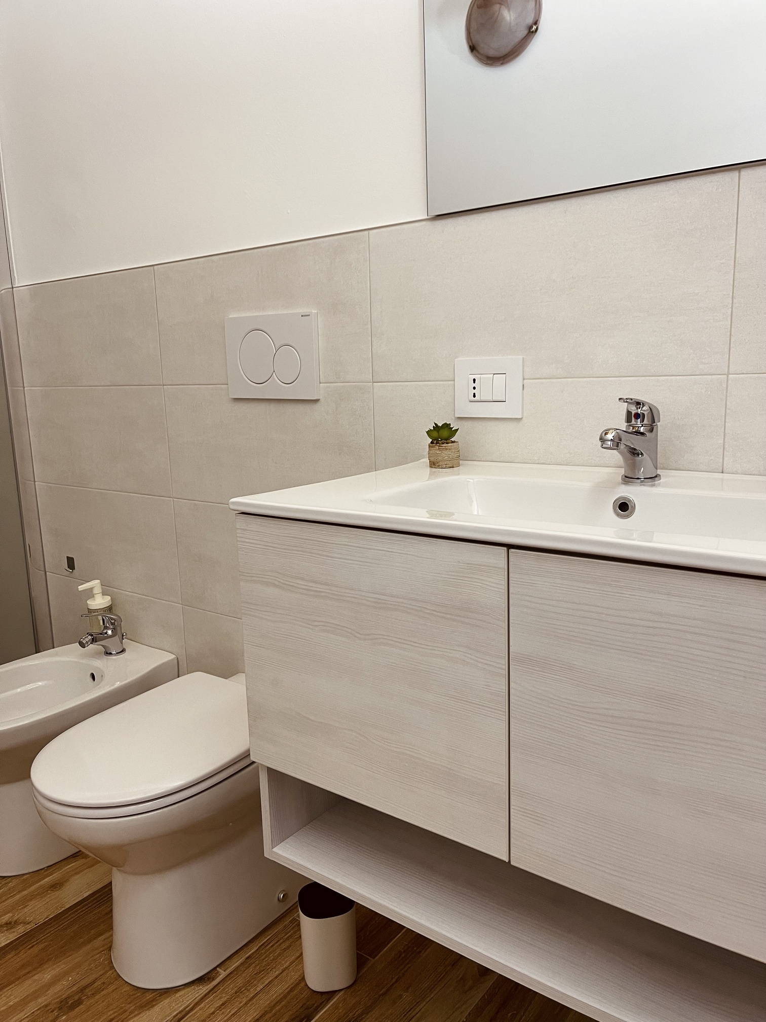 Room 5 Image 12