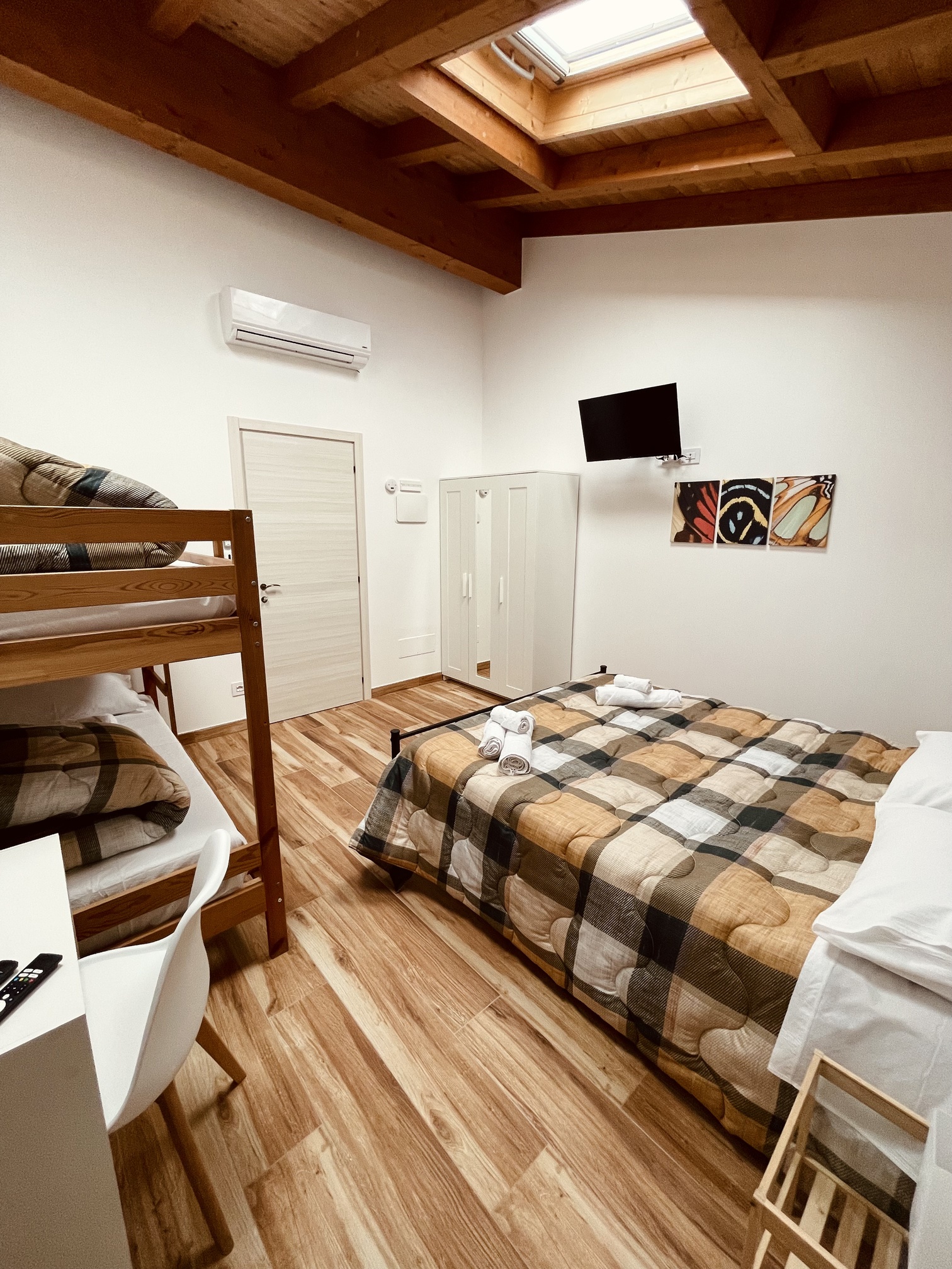 Room 5 Image 6
