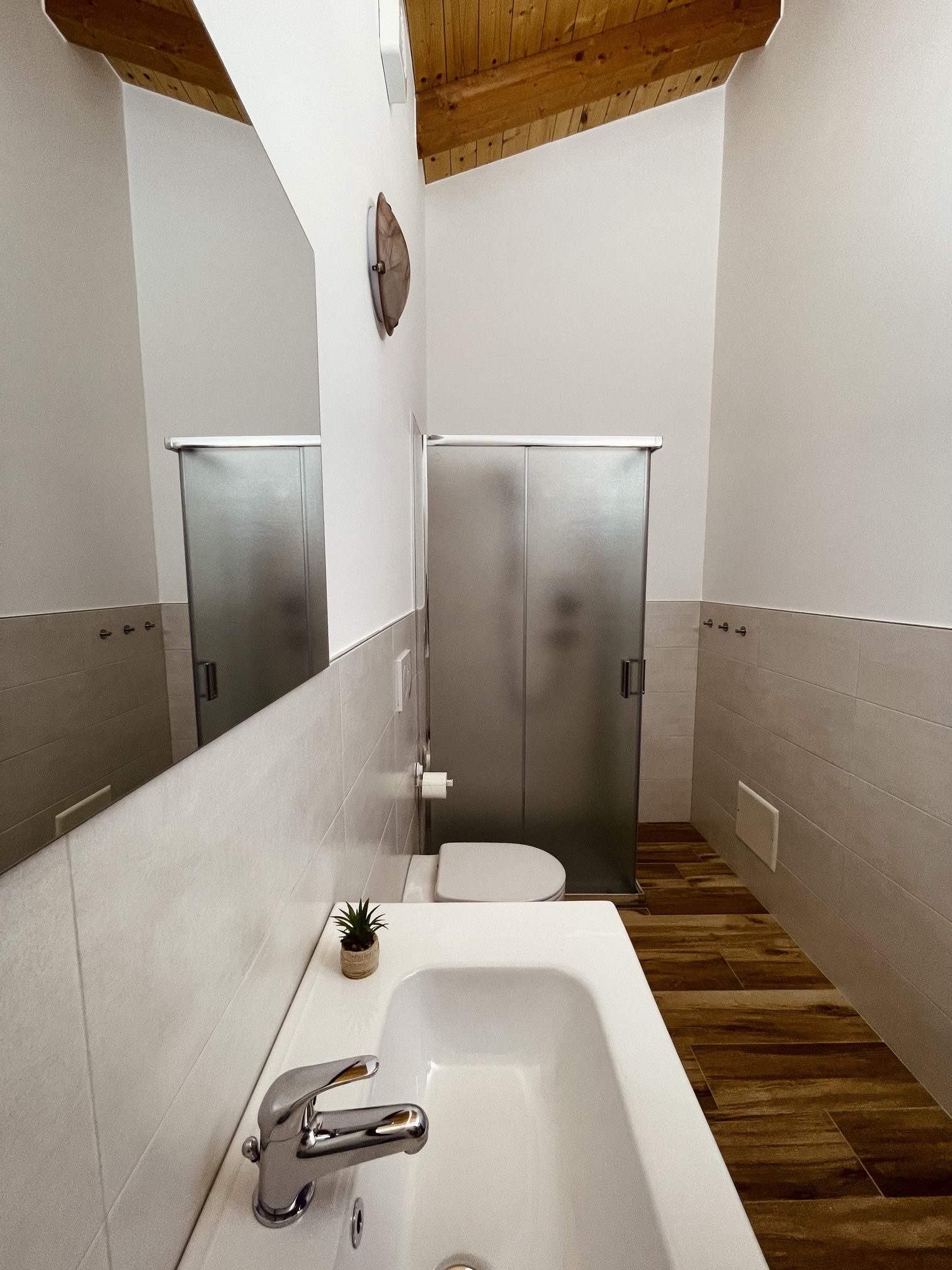 Room 6 Image 8